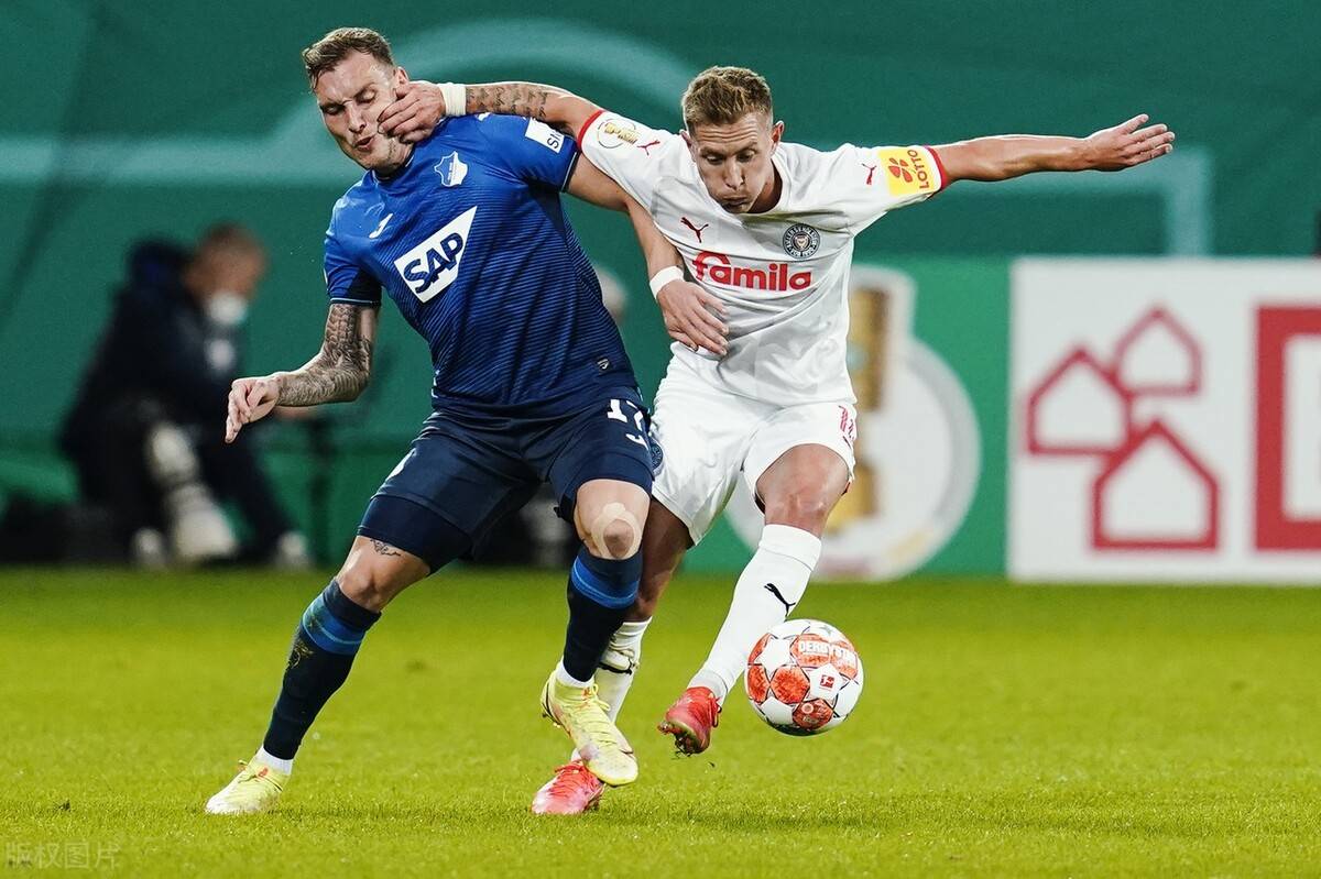 巴塞罗那训练开放日,关键时刻战术微调引欢呼,德国杯在即,年轻球员得到机会的简单介绍 巴塞罗那训练开放日,关键时刻战术微调引欢呼,德国杯在即,年轻球员得到机会的简单介绍