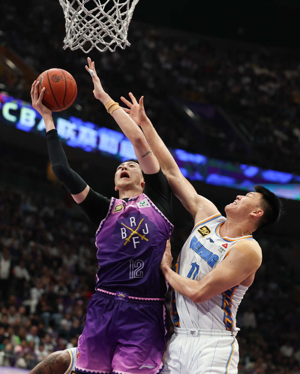 包含CBA季后赛窗口期走向成谜，武汉三镇伤情更新，更衣室稳定，身体对抗强度拉满的词条